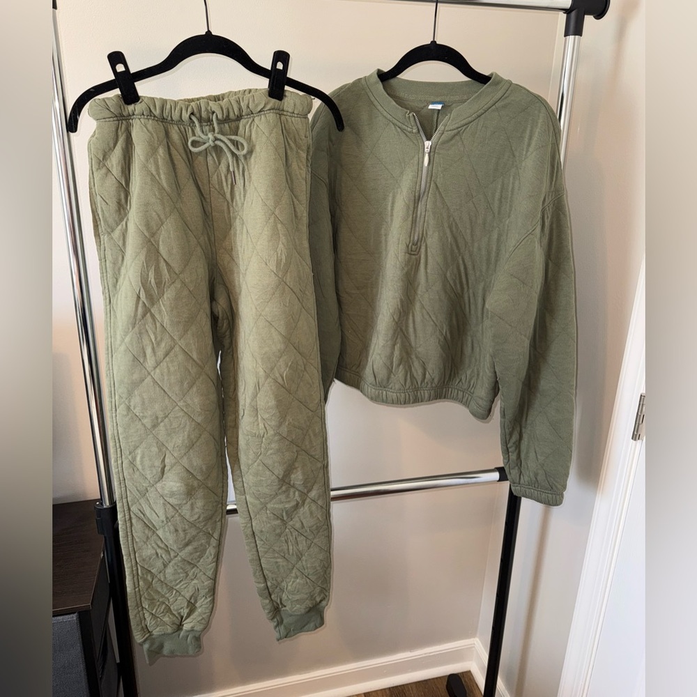Old Navy Tall Olive Green Quilted Sweatshirt and Joggers Sweat Set
